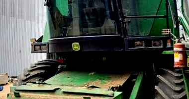 Colheitadeira John Deere 1550 Ano 2005 com 5.804h de Motor