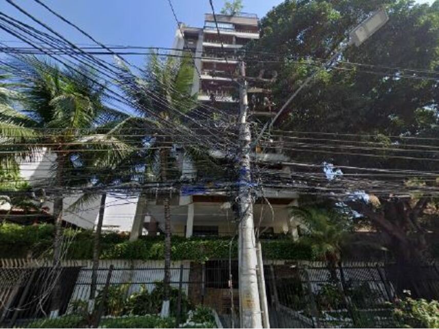 Apartamento com 2 Vagas em Leilão no Mier