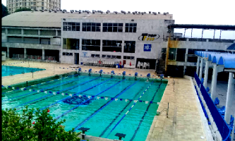 Clube com campo profissional, piscinas, ginásio e posto de gasolina