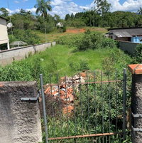 Terreno urbano com casa de madeira em Indaial/SC