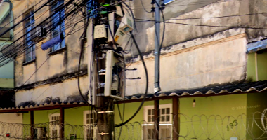 Prédio de 2 pavimentos com terreno irregular, desocupado