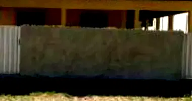 Casa padrão com varanda, 2 quartos, 1 banheiro, 1 vaga, 100m² construída, imóvel ocupado
