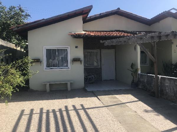 Casa com 2 quartos, banheiro, área de serviço e cozinha, 49m² construída