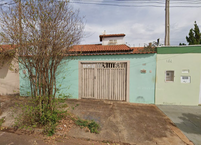 Casa ocupada com 160 m² e 69,87 m² construídos