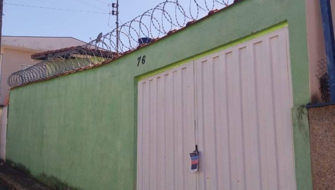 Casa com 47 m² de área construída, ocupada, com 100 m² de terreno