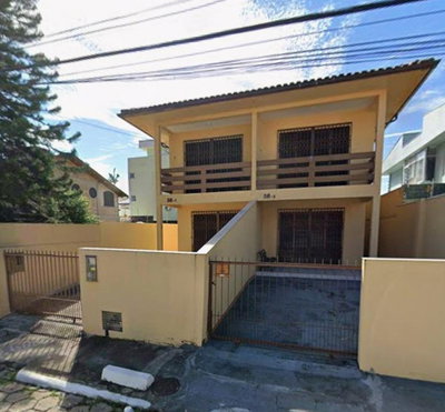 Sobrado de 2 pisos em bom estado com 1 quarto