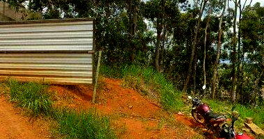 Lote de terreno retangular 450m², desocupado, declive fundo