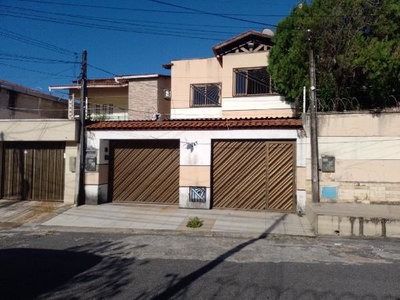 Casa com 4 Quartos e 3 Vagas em Fortaleza