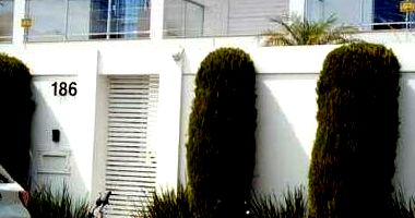 Casa Ocupada com 3 Vagas e Ampla Área em Campos dos Goytacazes