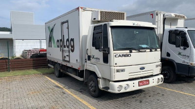 Caminhão com Baú Refrigerado em Ótimo Estado