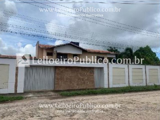Casa com 4 quartos, 5 banheiros, 6 vagas e 463,52m² construída