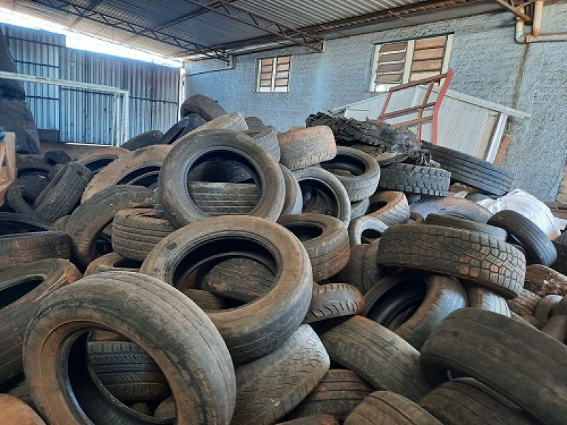 Lote de Bens Diversos com Carcaças de Pneus