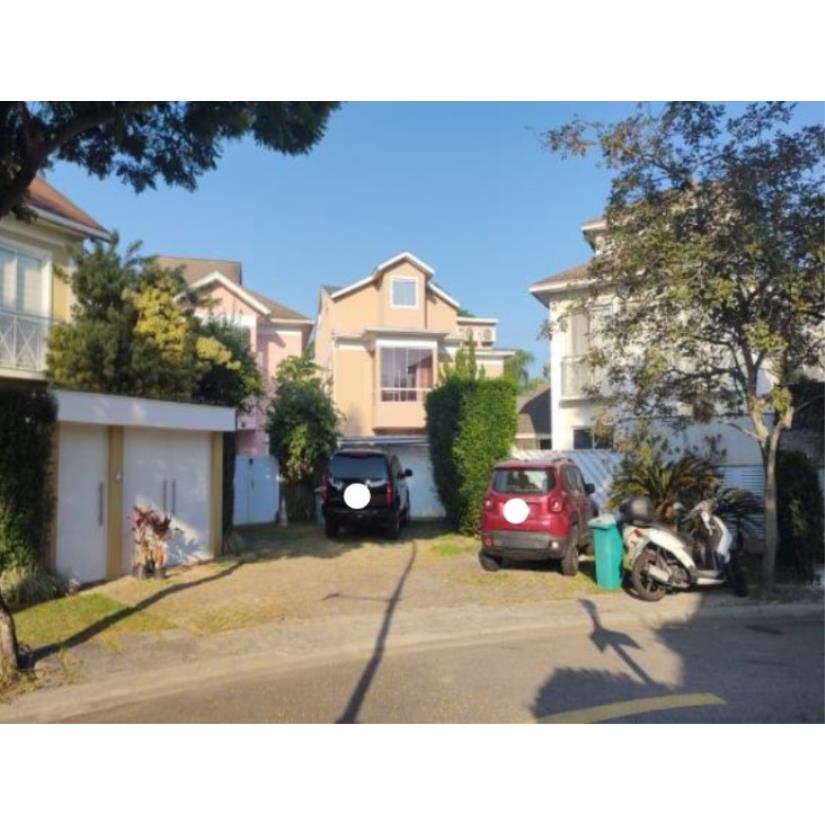 Casa ocupada com 441m² em condomínio residencial