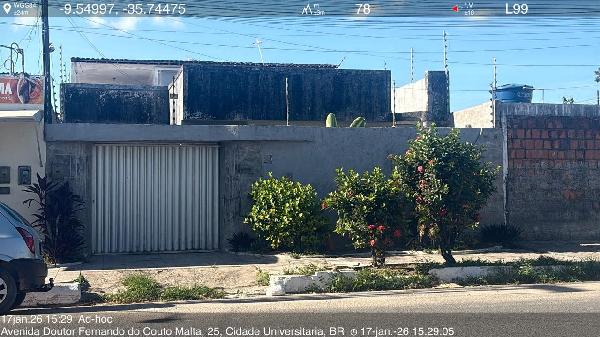 Casa com 2 quartos, varanda e 2 vagas de garagem