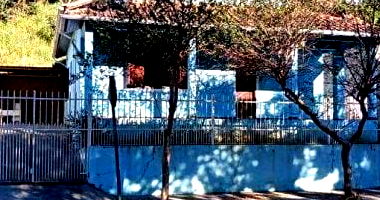 Casa desocupada com 2 quartos, 2 banheiros, 2 vagas e 115m² construída