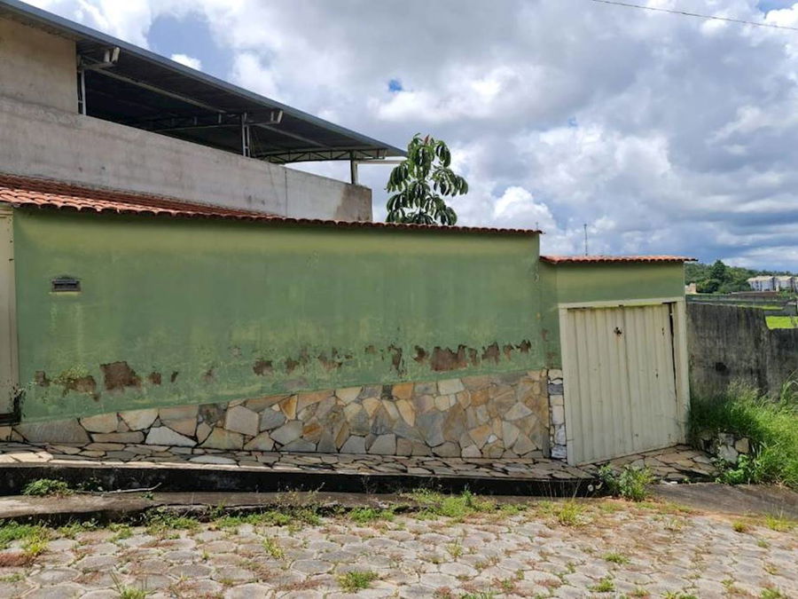 Casa Desocupada com 1 Vaga e Ampla Área em Formiga/MG
