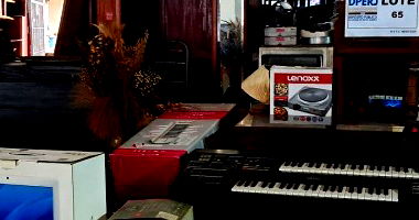 Lote de Materiais Diversos com Fechaduras e Móveis