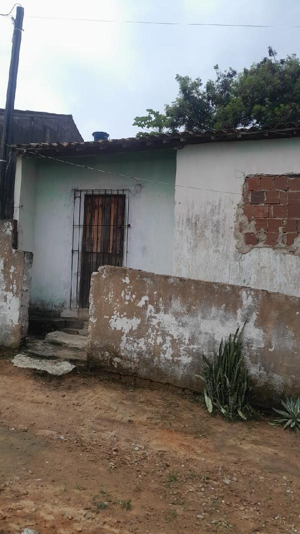 Casa 2 quartos, 42m² área total, com área de serviço e sala