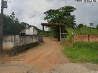 Casa com 3 quartos, 3 banheiros, 2 vagas, área construída ampla e benfeitorias