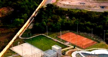 Lote de Esquina em Condomínio Fechado