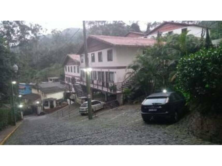 Apartamento Desocupado com 2 Vagas e 65 m² em Petrópolis