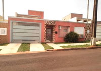 Casa padrão com 3 quartos, 2 banheiros e 1 vaga de garagem