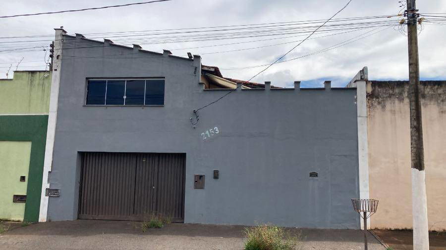 Casa com 3 quartos, 3 banheiros e 2 vagas, área construída ampla