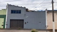 Casa com 3 quartos, 3 banheiros e 2 vagas, área construída ampla