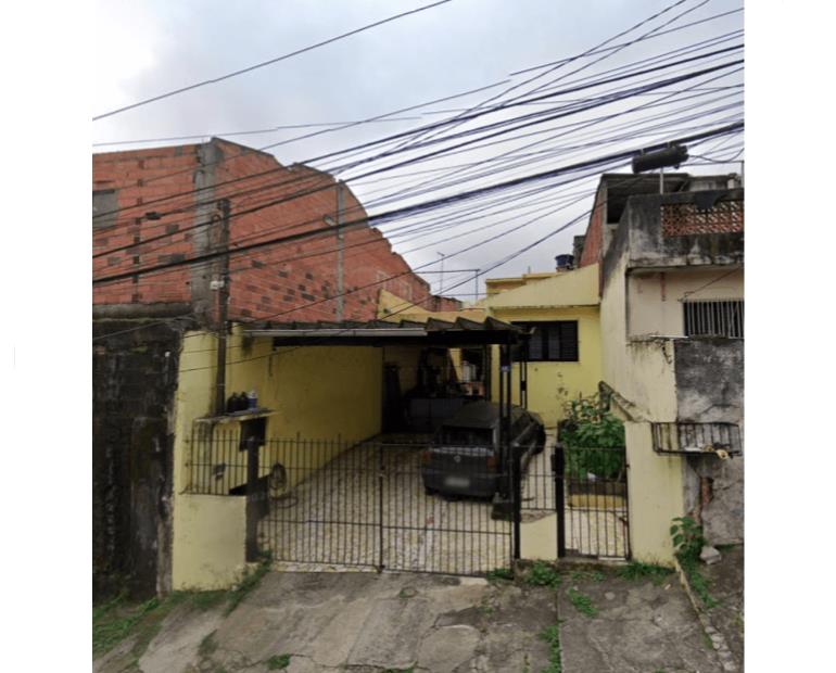 Casa com 2 dormitórios, 1 suíte, 1 banheiro, sala, cozinha, área de serviço, quintal e garagem com 3 vagas