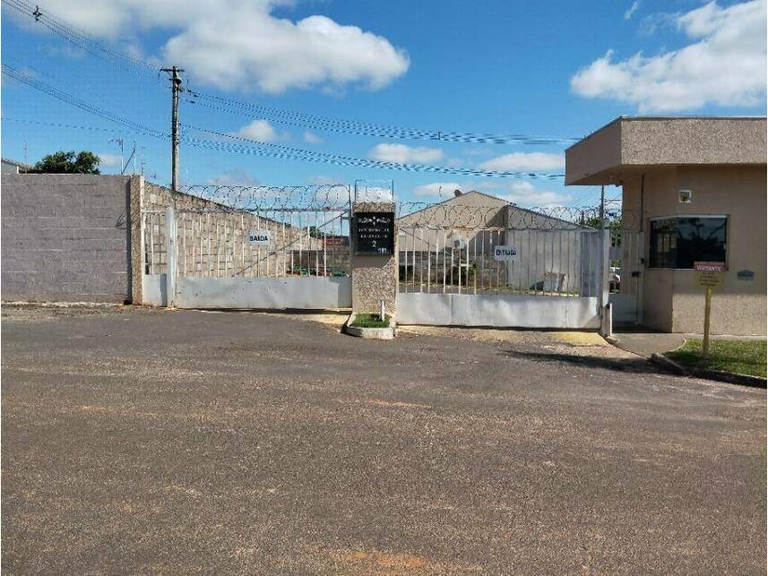 Casa em condomínio com 3 quartos e 2 banheiros em Valparaíso/SP