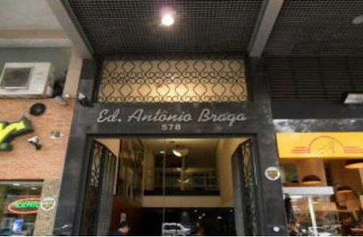 Sala comercial desocupada com 270m² e 3 banheiros