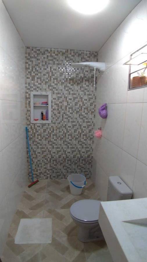 Casa com 3 quartos, 2 banheiros e 1 vaga, 105m² construída
