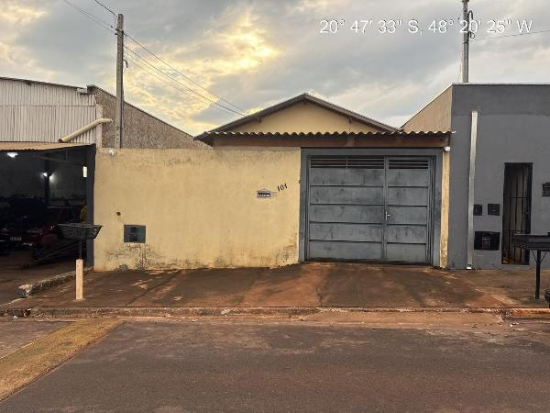 Casa Ocupada com 2 Quartos e 1 Vaga em Terra Roxa - 60m²