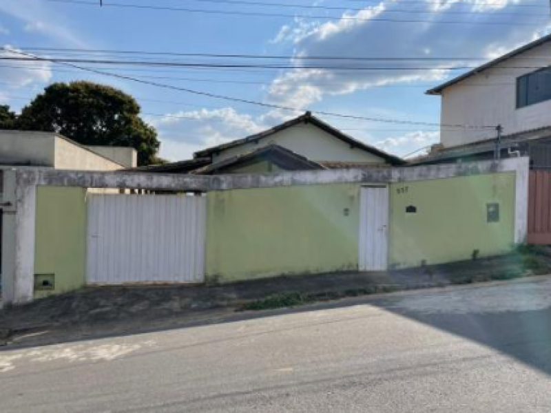 Casa residencial com 2 dormitórios, 1 suíte, 1 banheiro e 1 vaga