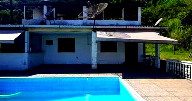 Casa com 2 quartos, 1 banheiro e piscina em Magé/RJ