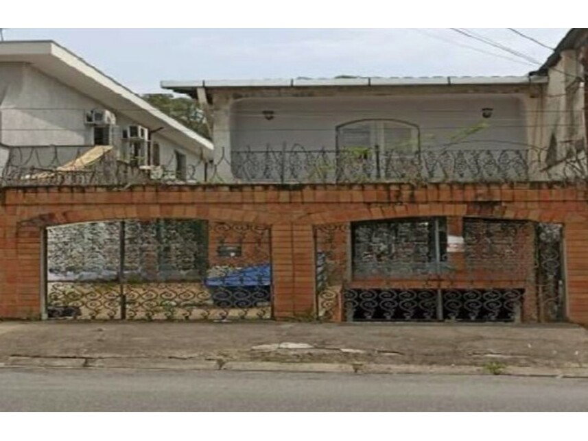 Casa em Leilão com 303m² Construída e 210m² de Terreno