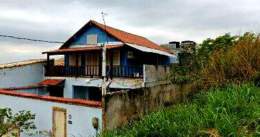 Casa com 2 quartos, banheiro, área de serviço e cozinha, 76,65m² construída