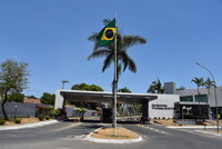 Casa de alto padrão com 850 m² de área construída, 4 quartos, 5 banheiros e 4 vagas de garagem, em condomínio fechado.