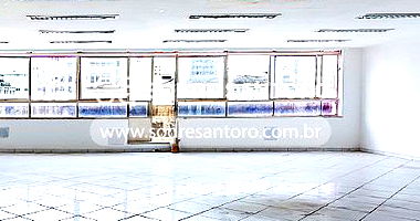 Espaçosa Sala Comercial Desocupada com 180m² de Área Construída