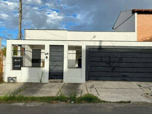 Casa padrão com 324,67m² construída, 250m² terreno, ocupada
