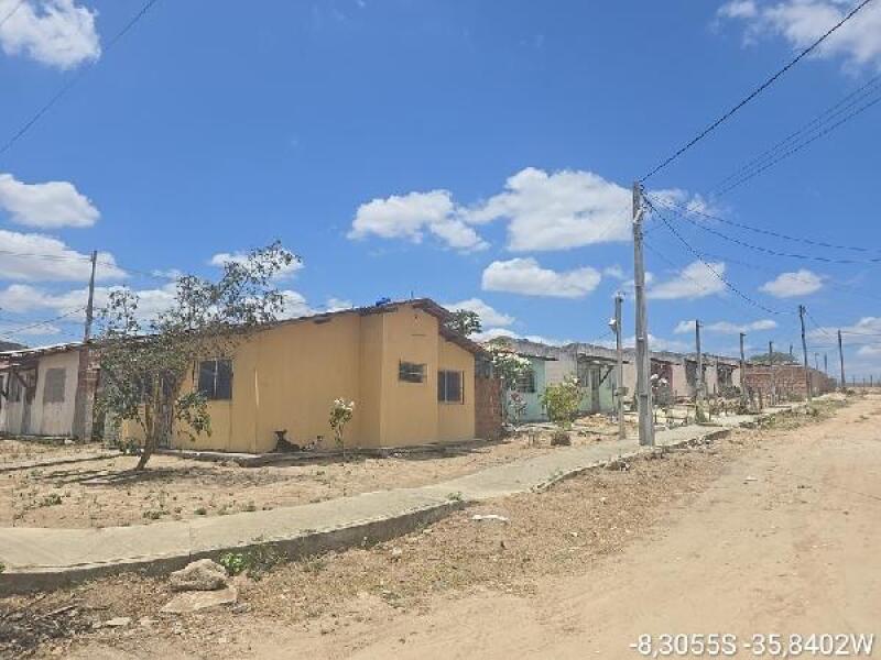 Casa com 2 Quartos e 1 Vaga em Bezerros