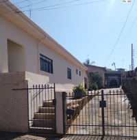 Casa com 2 dormitórios e 2 banheiros, área construída de 244,65 m²