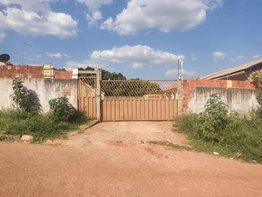 Casa padrão com 2 quartos, 1 banheiro e 1 vaga de garagem ocupada