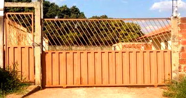 Casa padrão com 2 quartos, 1 banheiro e 1 vaga de garagem ocupada