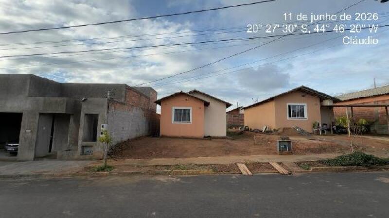 Casa com 2 Quartos e 1 Vaga em Cláudio/MG