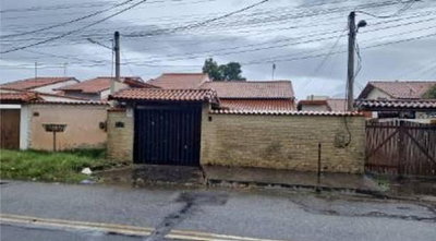 Casa com Piscina, 2 Quartos e 146m² em Condomínio