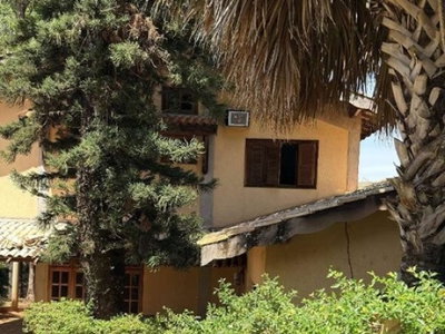 Chácara de Alto Padrão com 6 Suítes e 659 m² Construídos