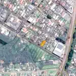 Terreno com Edificação 350m², formato irregular, desocupado