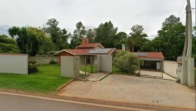 Casa ocupada com 346 m² e piscina