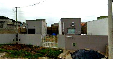 Casa ocupada com 60m² construídos e 150m² de terreno